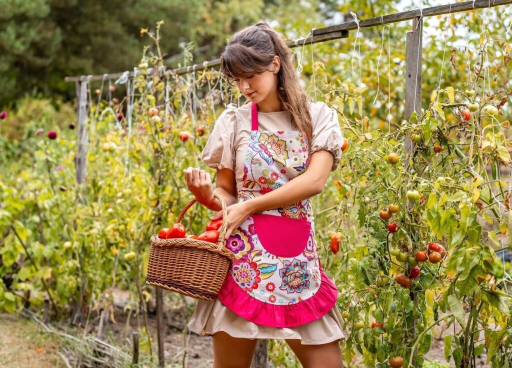 Kolorowy fartuch kuchenny w kwiaty od Madame Mami